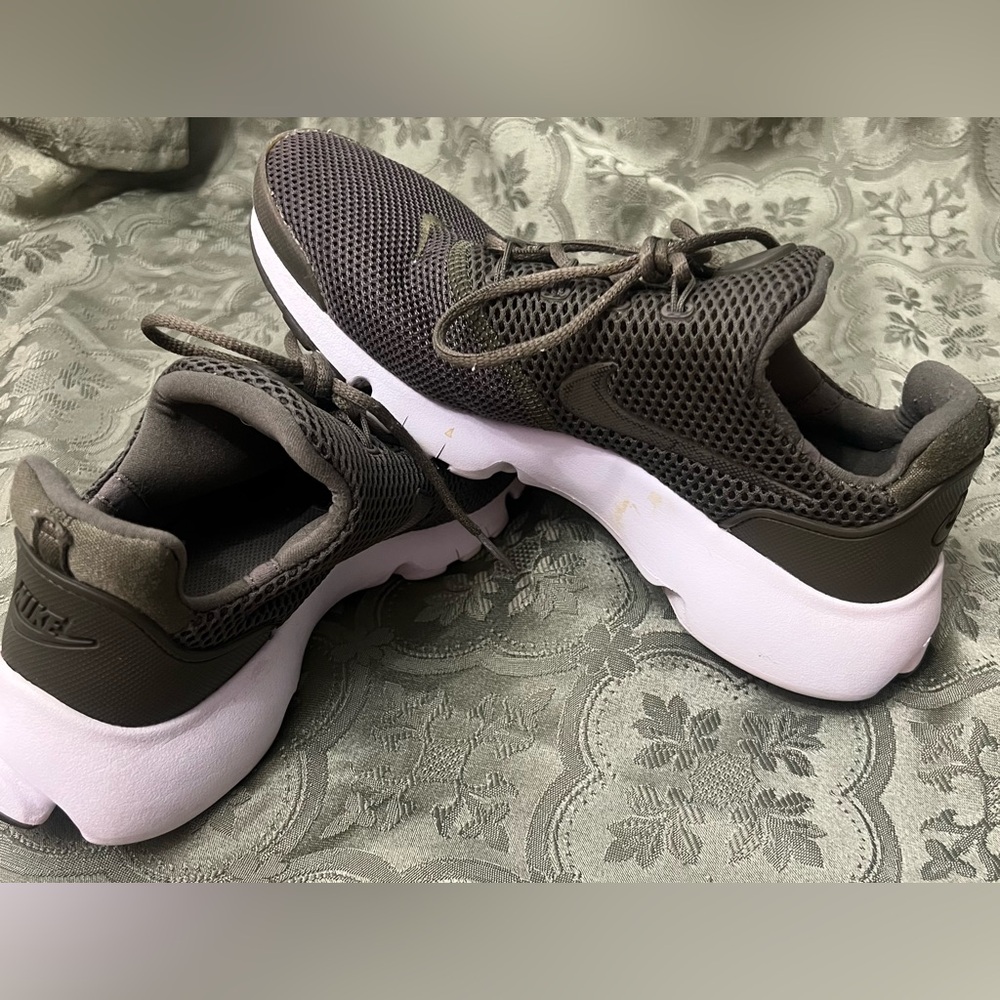Nike Men's green military and White Sneakers size man 5 / women’s 6.5-7